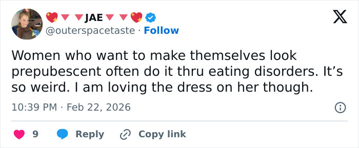 Tweet discussing concerns about Emma Stone's cadaverous appearance and dress, highlighting eating disorder speculation.