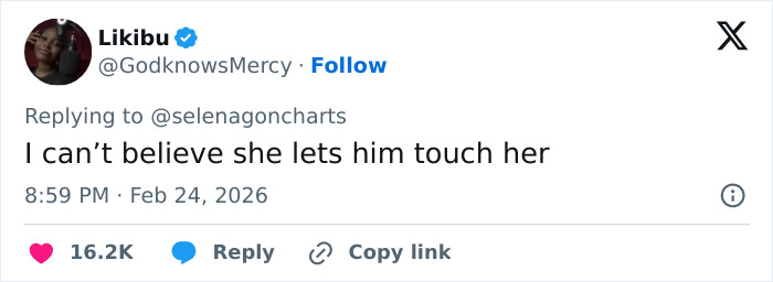 Tweet from user Likibu expressing disbelief about a viral interview involving Benny Blanco and Selena Gomez fans' reactions.