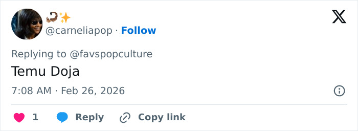 Bianca Censori vestindo top de lingerie, exibindo uma moda ousada e selvagem ao mesmo tempo em que sai com confiança.