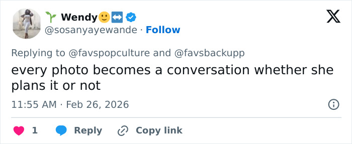 Bianca Censori vestindo top de lingerie, exibindo um estilo de moda ousado e selvagem ao mesmo tempo que sai com confiança.