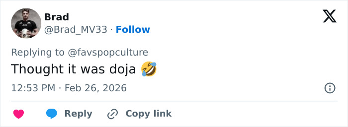 Bianca Censori vestindo top de lingerie e look fashion ousado em um ambiente urbano cheio de estilo.