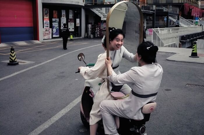 These Stunning Photographs Capture Perfectly Timed Moments That Tell Whole Stories (35 New Pics)