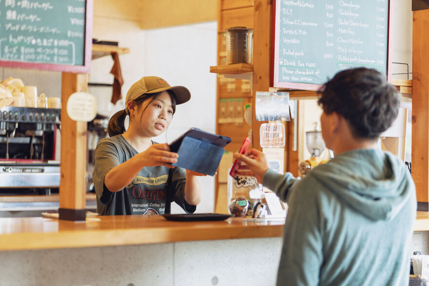 Barista and customer interacting at counter, illustrating common pet peeves that instantly divide a room in social settings.