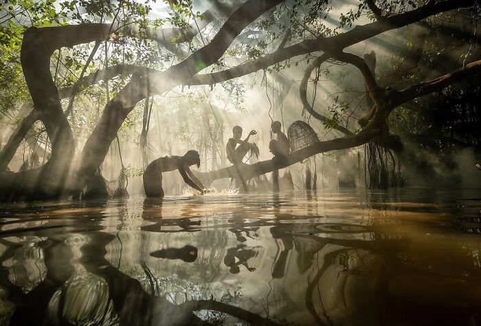 These Stunning Photographs Capture Perfectly Timed Moments That Tell Whole Stories (35 New Pics)