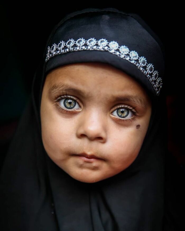Photographer Mou Ayesha Captures The Striking Beauty Of Light-Eyed People In Bangladesh (22 Pics)