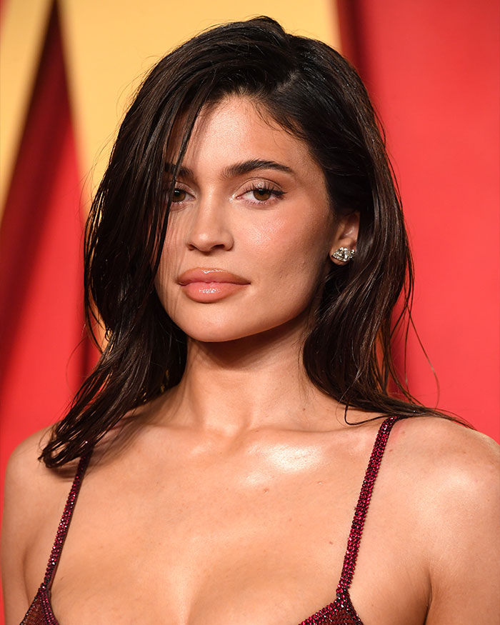 Kylie Jenner at the 2026 BAFTAs with subtle makeup and glossy lips, highlighting a major detail in her appearance.