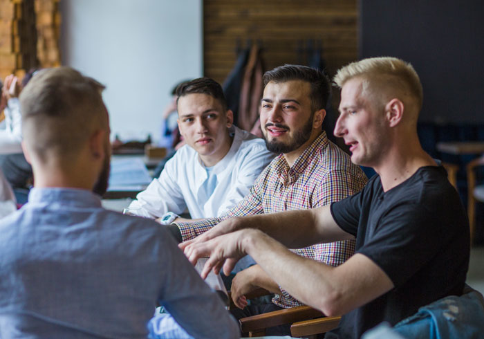 Parentes e amigos do sexo masculino arruínam o casamento de um cara só para ficar com sua ex-mulher e ser cortado de sua vida