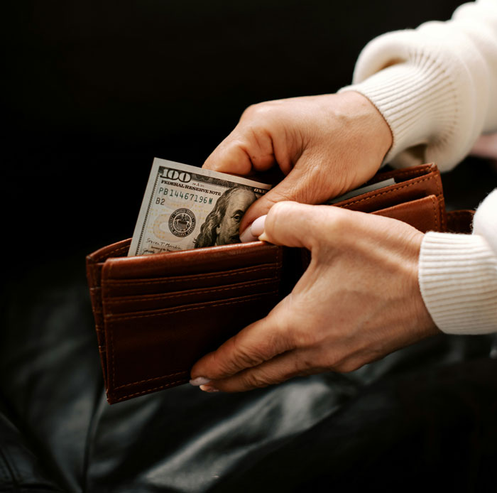 Guy Calls Off Wedding After Finding Out Fianc&eacute;e Is Keeping Secrets From Him