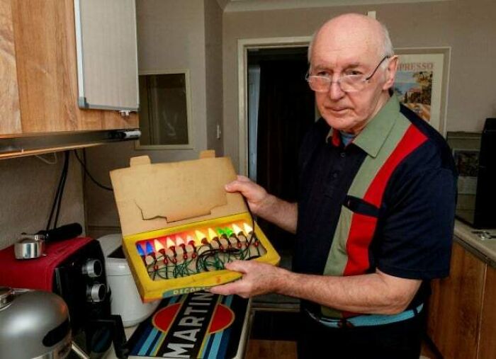 Man Has Used The Same Christmas Lights Since 1956 And Has Never Changed A Bulb (Philips Decoration Lights)