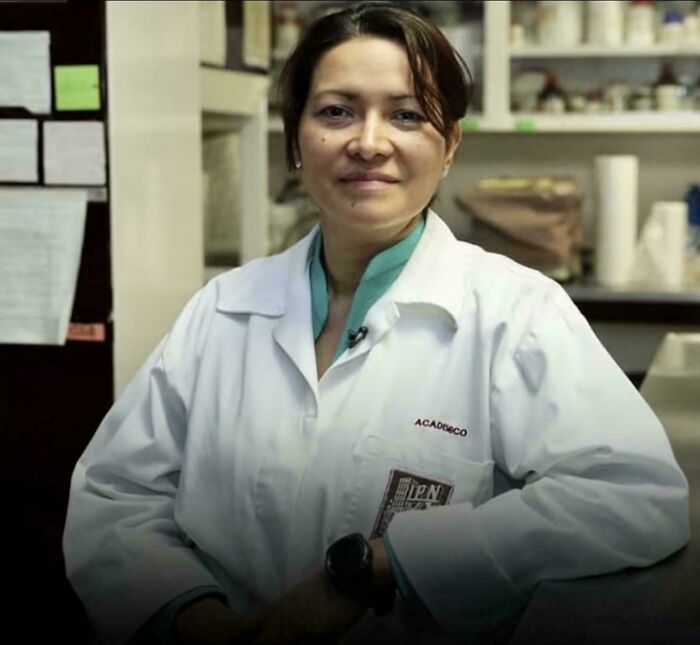 Amazing photo of a woman in a lab coat in a lab, teaching something new.