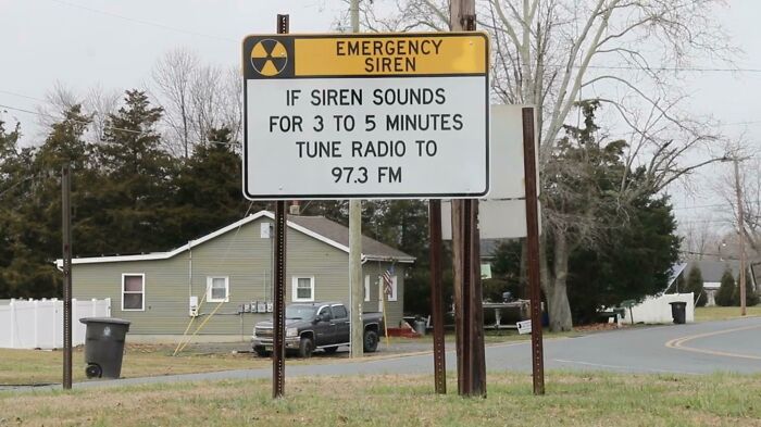 Emergency siren sign warns to tune radio if siren sounds for 3 to 5 minutes, a scary sign spotted in the wild.