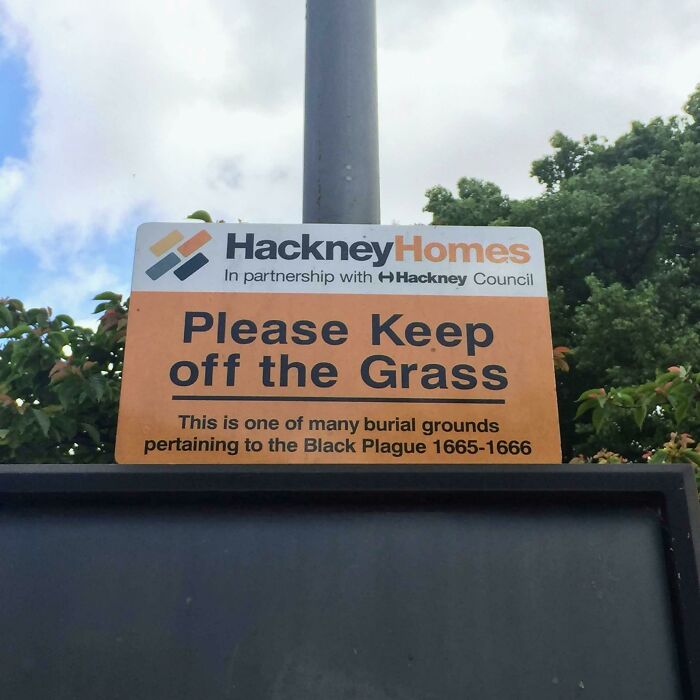 Warning sign from Hackney Homes asking to keep off the grass at Black Plague burial grounds from 1665-1666.