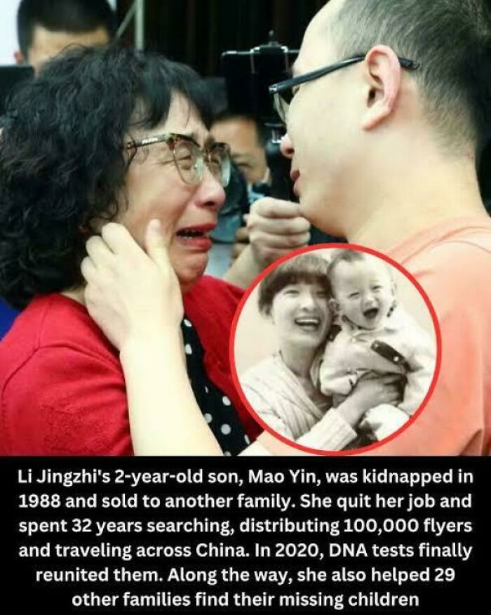 Amazing photo of a tearful reunion between a mother and son after 32 years, a heartwarming story of hope.