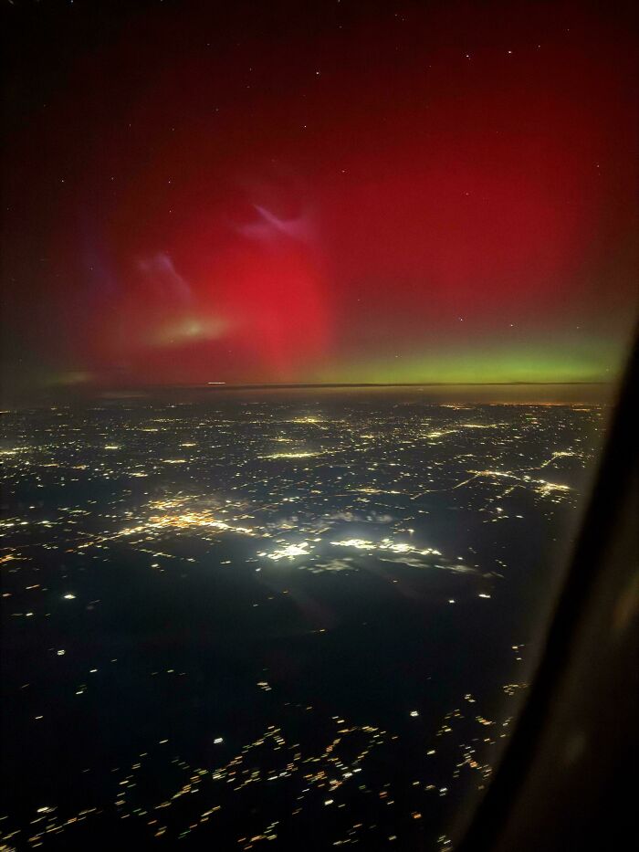Saw The Aurora Borealis (Northern Lights) Flying Over Memphis, Tennessee! The Pilot Asked Us To All Shut Off Our Lights And Tvs