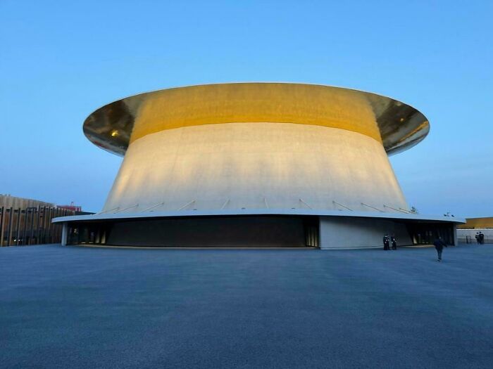 Futuristic building with round shape and smooth gradient walls creating a misleading and confusing photo effect.