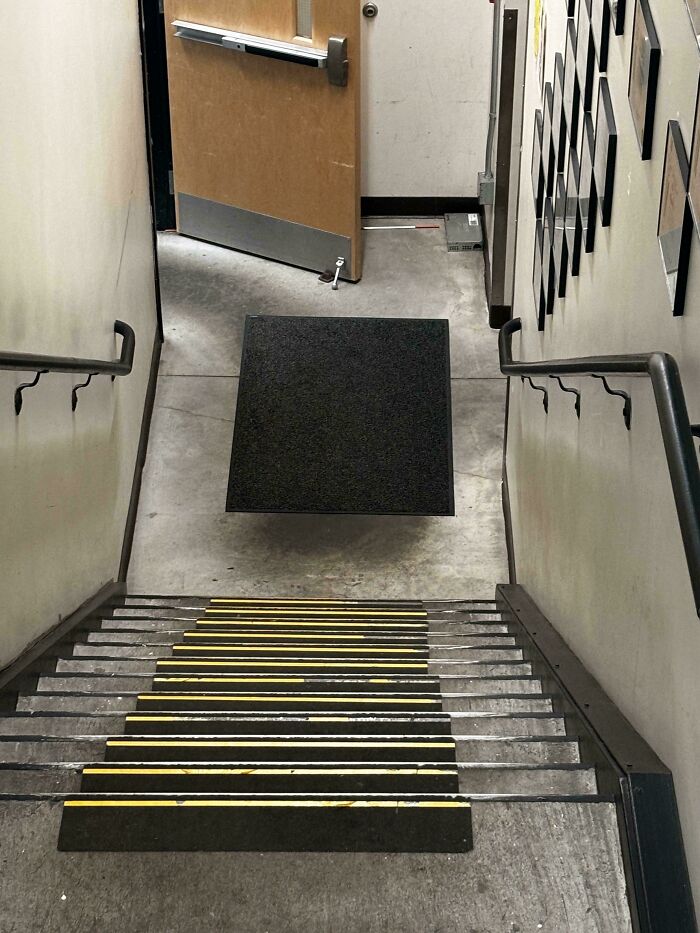 Floating black mat at the bottom of the stairs creates a misleading and confusing photo resembling a glitch in real life.