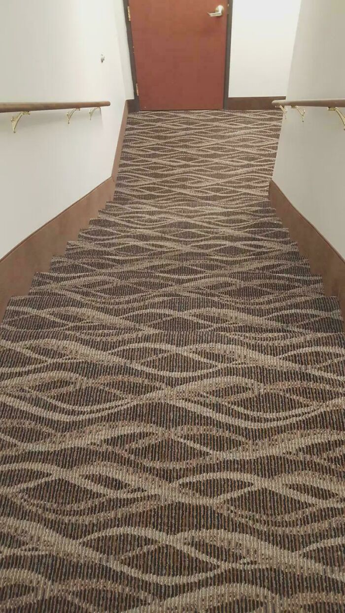Staircase with carpet pattern creating a confusing optical illusion that looks like a glitch in real life.