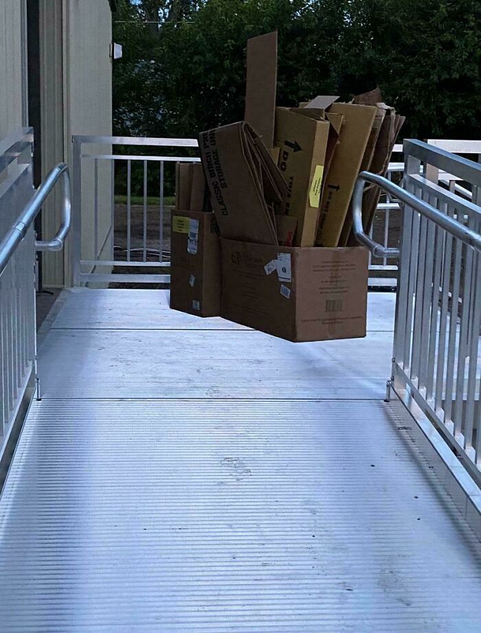 Cardboard boxes appear to be floating on a ramp, creating a misleading and confusing photo that seems like a glitch in real life.