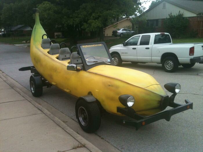 Weird banana-shaped car showing unhinged craftsmanship
