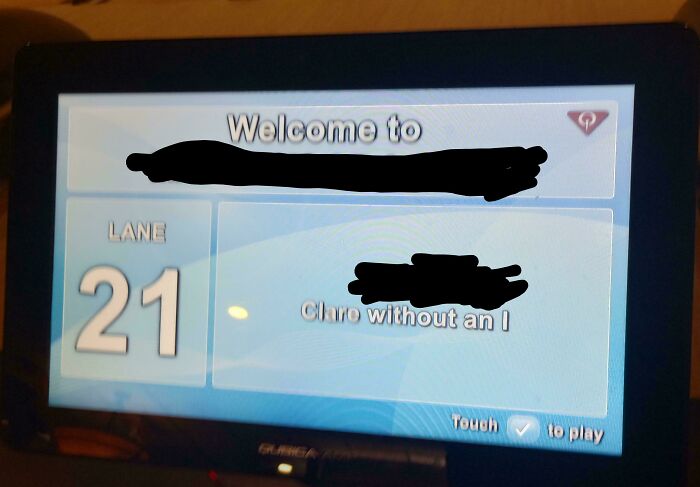 Touchscreen display showing lane 21 with a humorous misprint saying Claro without an I, illustrating failed instructions.