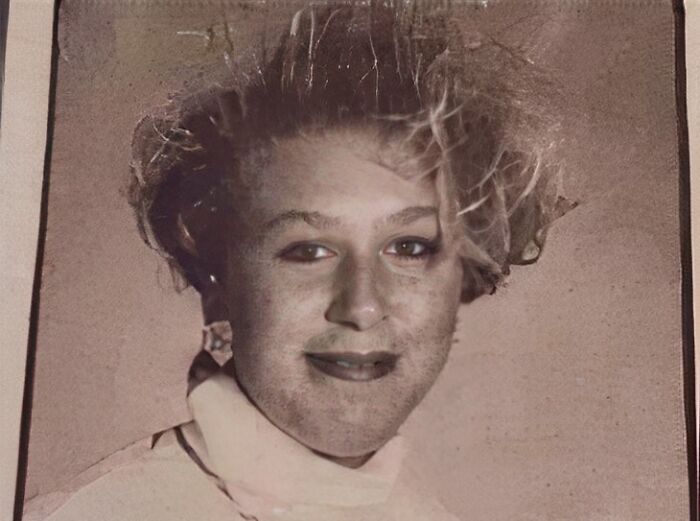 Woman with a tragic hair accident, showcasing a messy and uneven hairstyle after a hairstylist mistake.