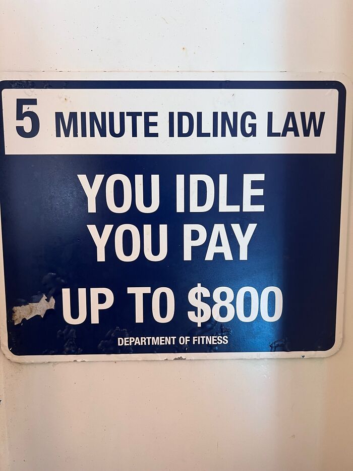 Sign showing a strange idling law with a fine up to 800 dollars, one of the signs so strange they deserve a double take.