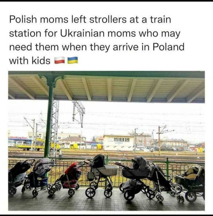 Several strollers left on a train station platform for Ukrainian mothers. An amazing photo showing compassion.