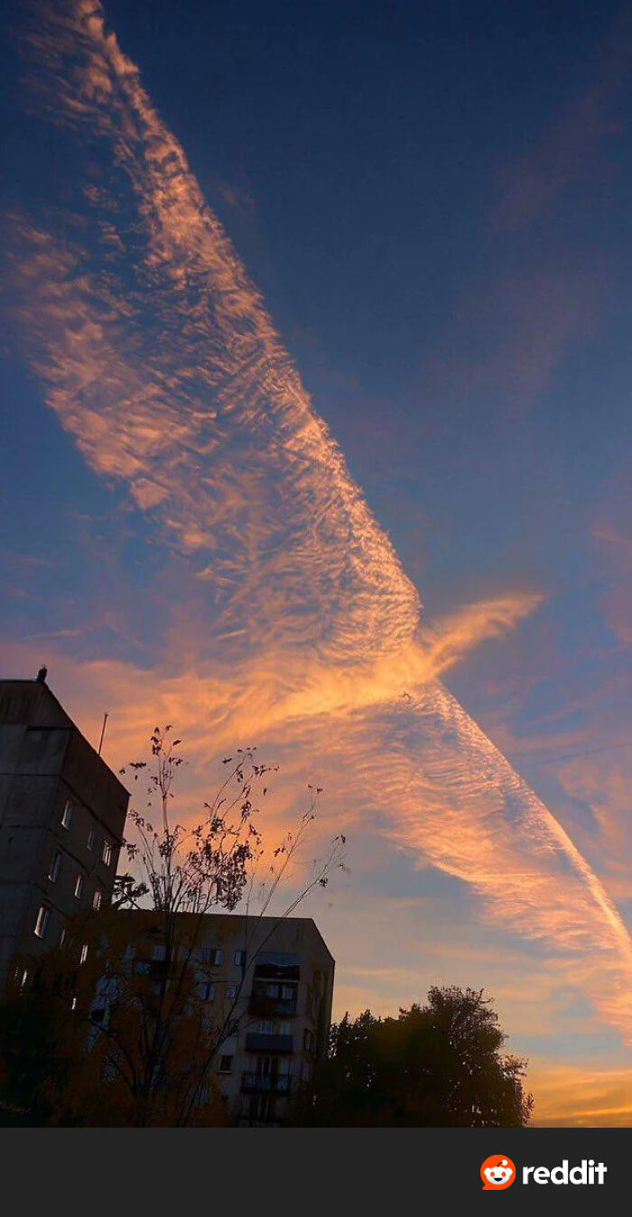 Fascinating pics of a stunning sunset with unique cloud formations, perfect for a quick brain boost.