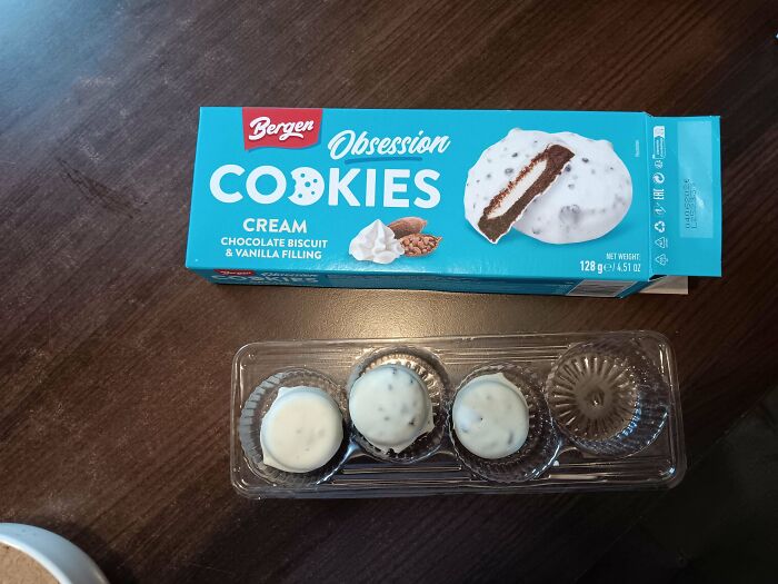 Bergen Obsession cream cookies with chocolate biscuit and vanilla filling showing shrinkflation in packaging and quantity.