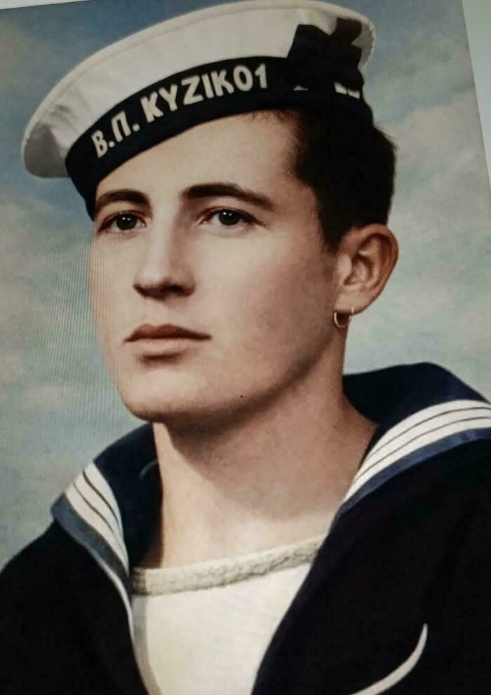 Young sailor from decades ago wearing traditional navy uniform and cap, a striking photo that still speaks louder than today’s headlines.
