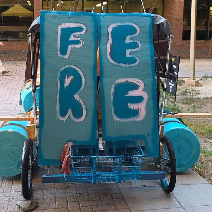 A hilariously confusing poor sign design that says FERE RE instead of FREE. The sign is attached to a cart.