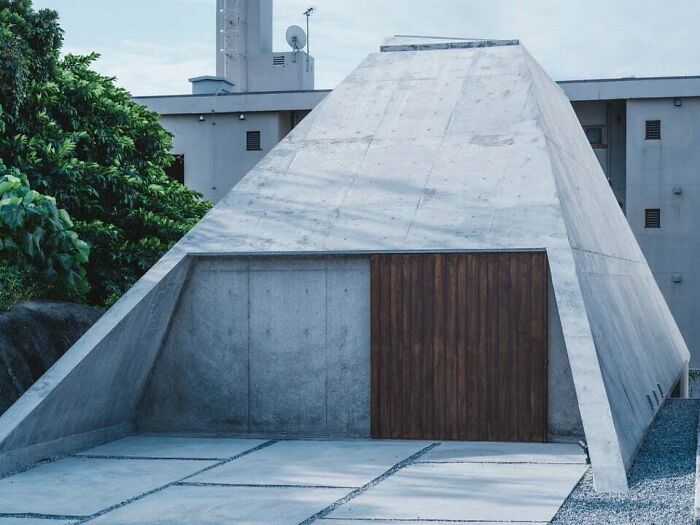 A striking concrete and wood architecture, forming a minimalist building with a sloping roof. Architecture lovers will appreciate its unique design.