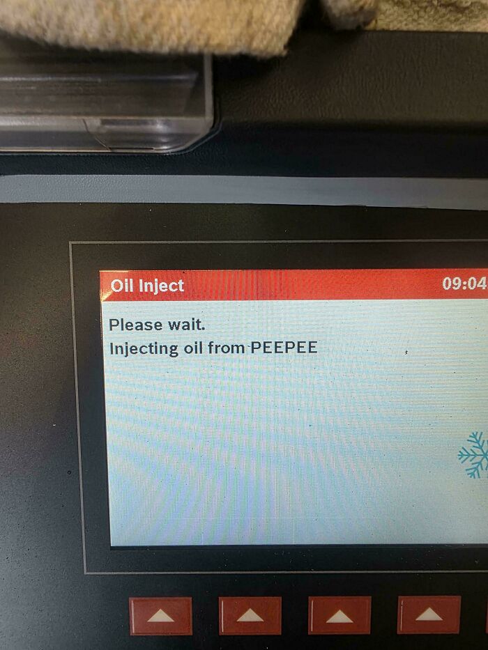 Car mechanic's diagnostic screen showing oil inject process with unusual message injecting oil from PEEPEE.