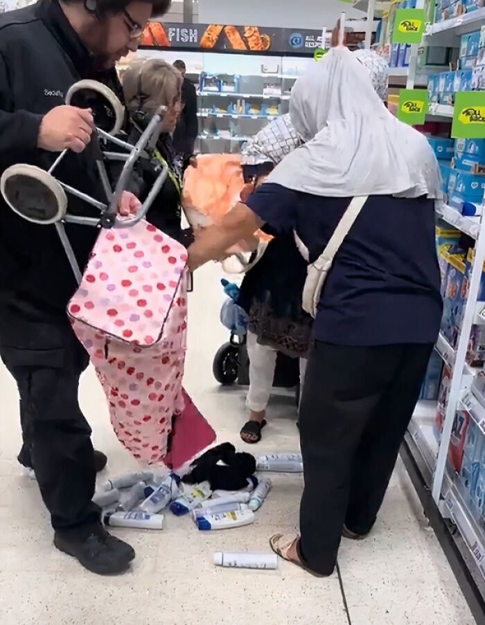 Women Caught Stealing Shampoos Using A Child Stroller