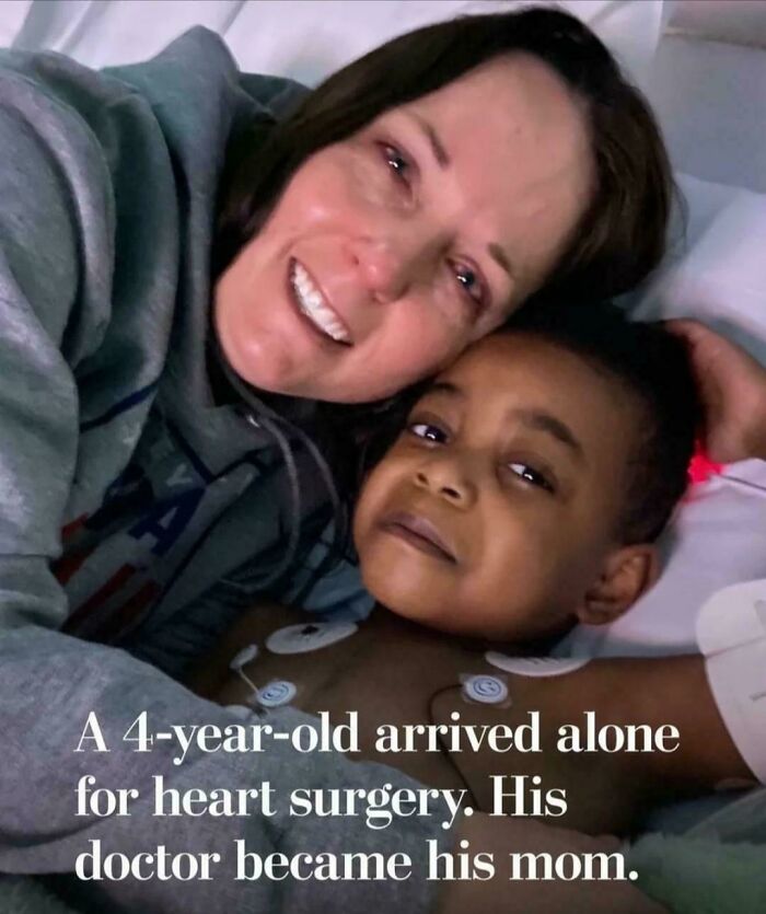 Amazing photos of a woman embracing a young child in a hospital bed, new pics showing a heartwarming bond.