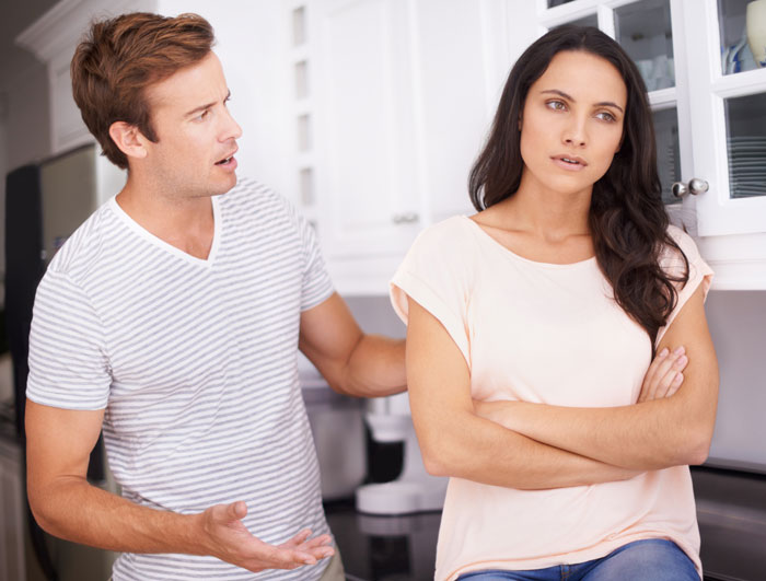 Parentes e amigos do sexo masculino arruínam o casamento de um cara só para ficar com sua ex-mulher e ser cortado de sua vida