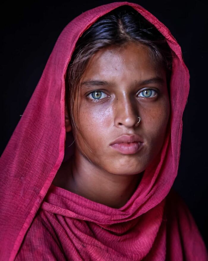 Photographer Mou Ayesha Captures The Striking Beauty Of Light-Eyed People In Bangladesh (22 Pics)