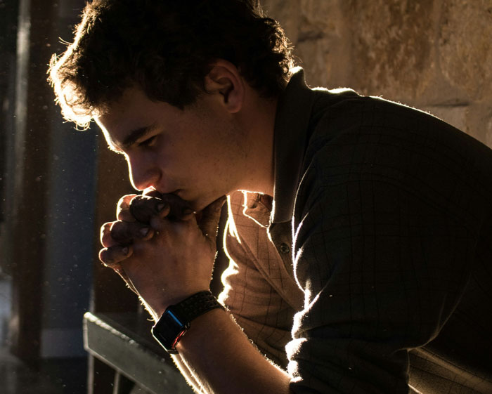 Parentes e amigos do sexo masculino arruínam o casamento de um cara só para ficar com sua ex-mulher e ser cortado de sua vida