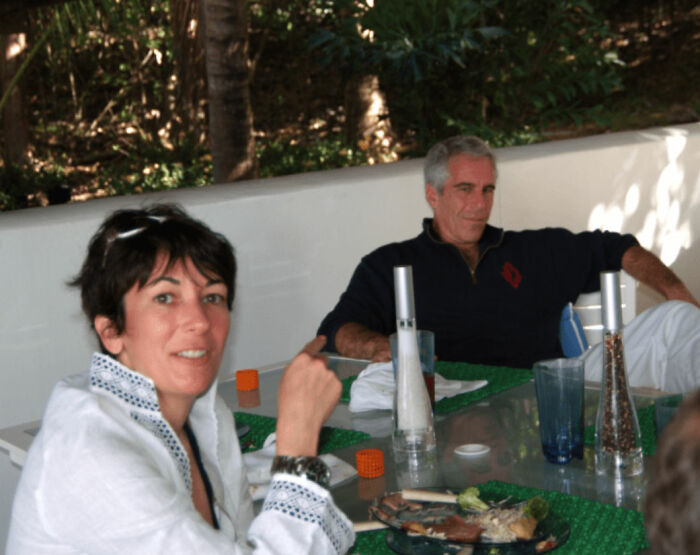 TikToker afirma ter descoberto ‘Ghislaine Maxwell’ no Canadá em meio à teoria da identidade viral TikToker afirma ter descoberto ‘Ghislaine Maxwell’ no Canadá em meio à teoria da identidade viral