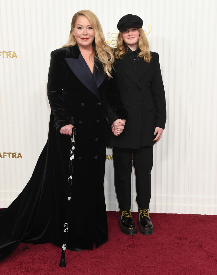 Christina Applegate dá uma atualização comovente sobre sua batalha contra a esclerose múltipla