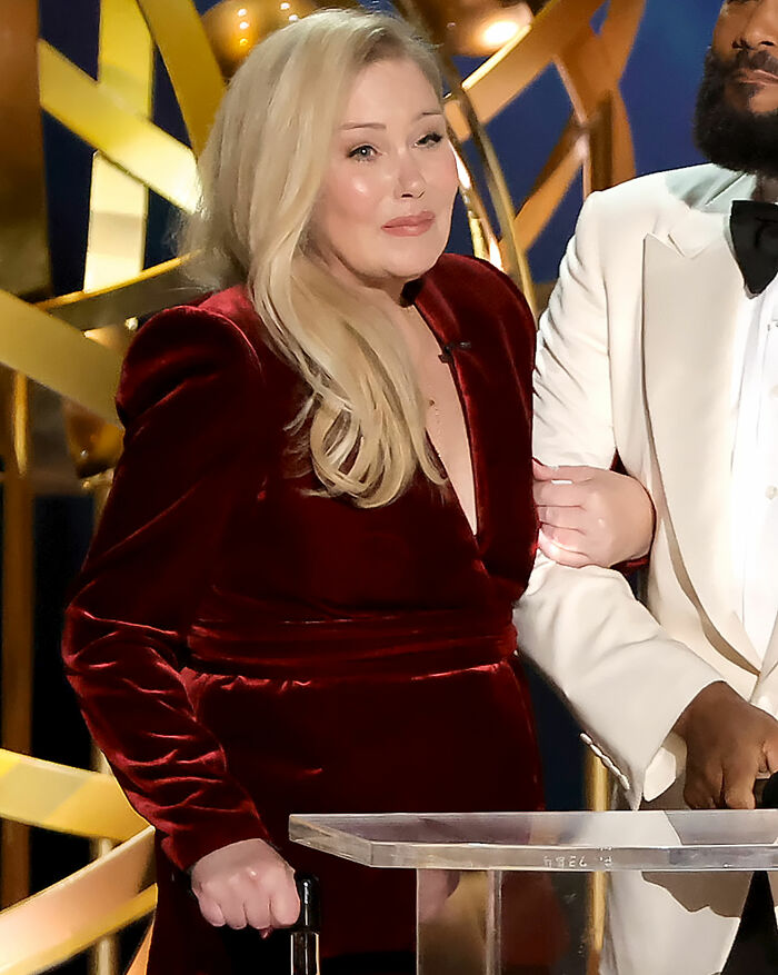 Christina Applegate dá uma atualização comovente sobre sua batalha contra a esclerose múltipla