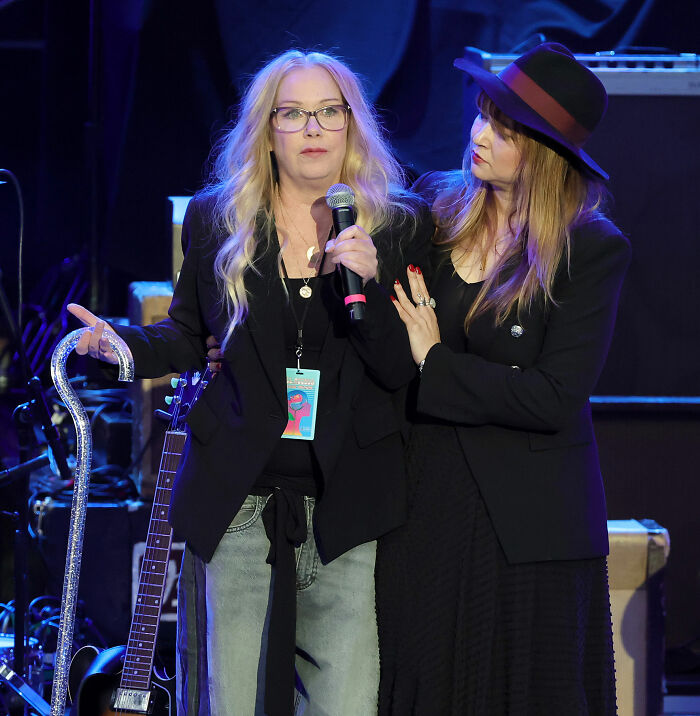 Christina Applegate dá uma atualização comovente sobre sua batalha contra a esclerose múltipla