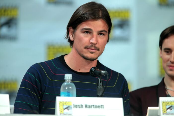 Actor Josh Hartnett speaking at a panel event, representing iconic actors who dominated Hollywood but vanished.
