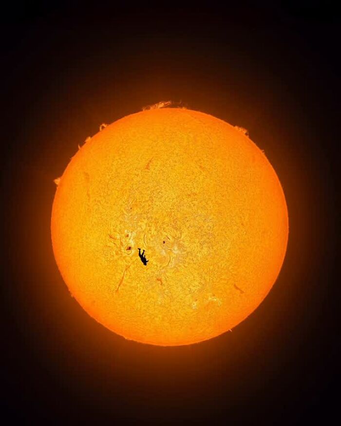 These Stunning Photographs Capture Perfectly Timed Moments That Tell Whole Stories (35 New Pics)