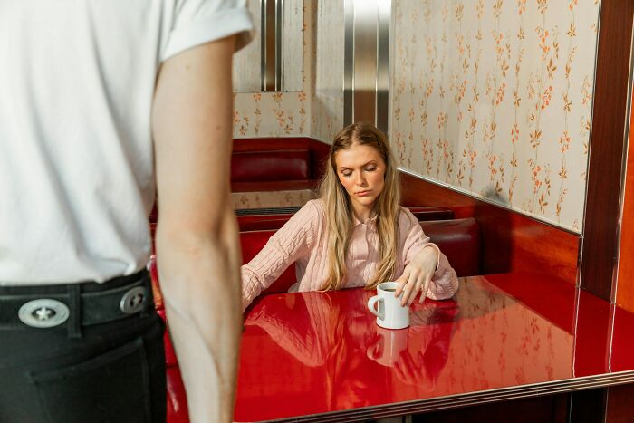 51 Red Flags That Got People Running Away After The First Date