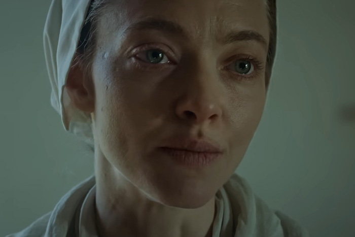 Amanda Seyfried revela detalhes da prótese bizarra que ela usou em cena gráfica em filme recente Amanda Seyfried revela detalhes da prótese bizarra que ela usou em cena gráfica em filme recente