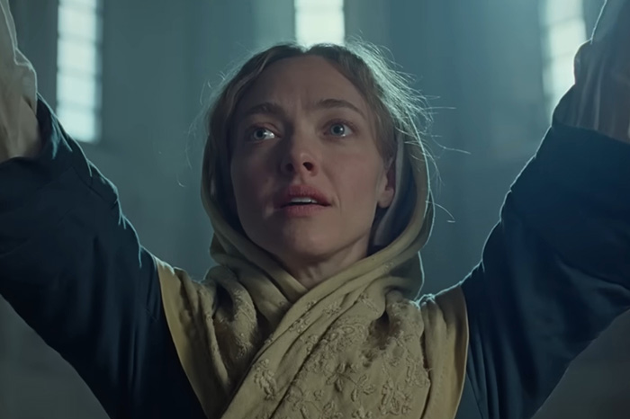 Amanda Seyfried revela detalhes da prótese bizarra que ela usou em cena gráfica em filme recente Amanda Seyfried revela detalhes da prótese bizarra que ela usou em cena gráfica em filme recente