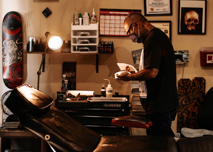 Tattoo Artist Asks If They Were Wrong To Refuse To Give Services to An Extremely Overweight Client Tattoo Artist Asks If They Were Wrong To Refuse To Give Services to An Extremely Overweight Client