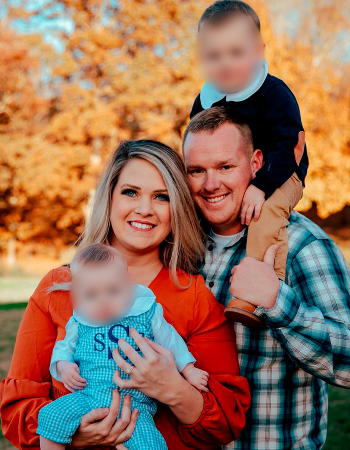 Família ao ar livre com folhagem de outono, destacando o proprietário de uma boutique em meio ao escândalo da cidade e mudando fotos mostrando o crescimento dos lábios.