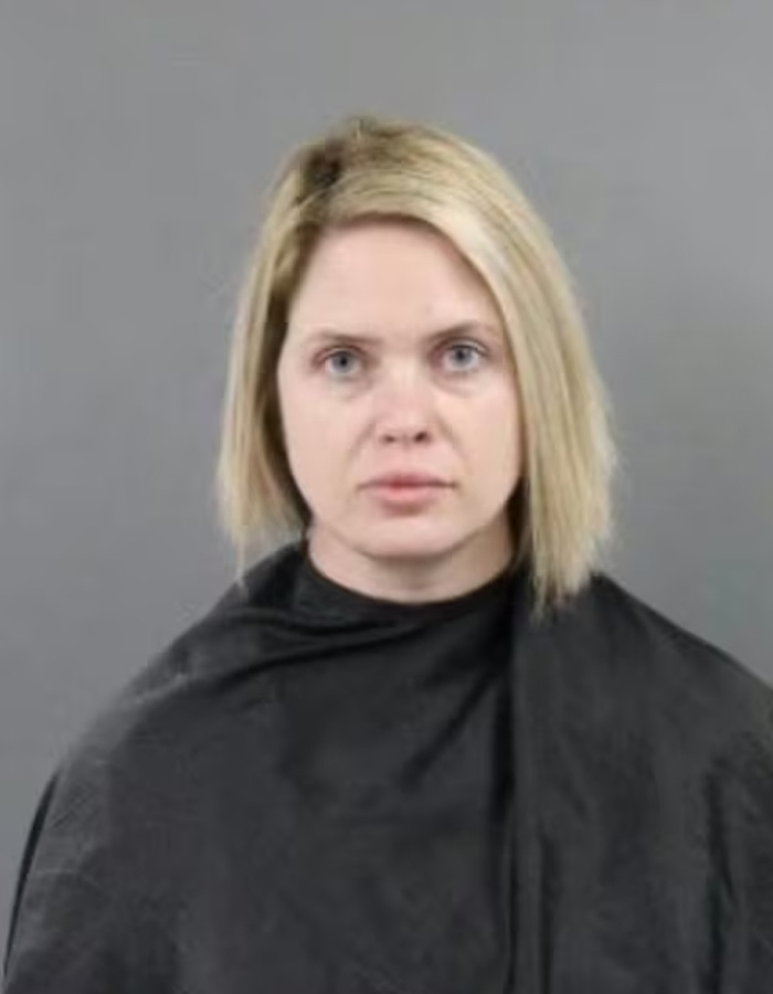 Foto do proprietário de uma boutique mostrando expressão neutra com lábios parecendo crescer em um incidente escandaloso na cidade.